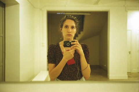 Η φωτογράφος Γωγώ Πονηράκου μιλάει για τη φωτογράφιση για τον δίσκο «Μέινστριμ» που κυκλοφόρησε πρόσφατα από το Παιδί Τραύμα, τον φωτογραφικό και τον ποιητικό της κόσμο.