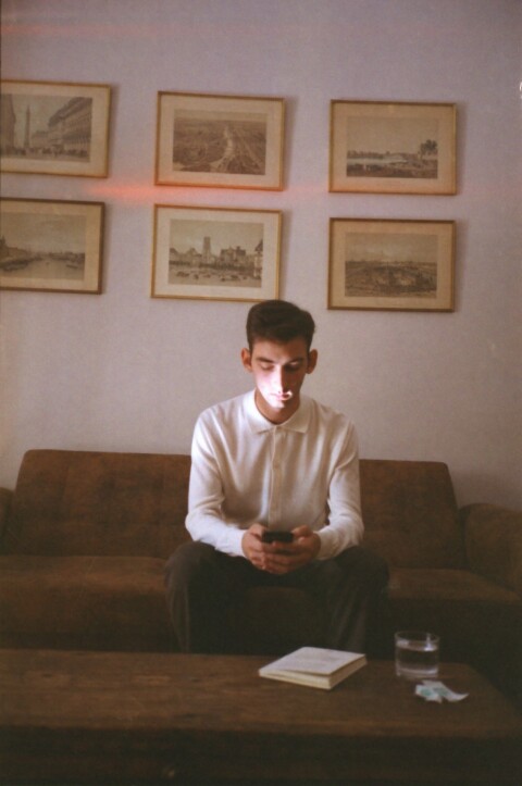 Η φωτογράφος Γωγώ Πονηράκου μιλάει για τη φωτογράφιση για τον δίσκο «Μέινστριμ» που κυκλοφόρησε πρόσφατα από το Παιδί Τραύμα, τον φωτογραφικό και τον ποιητικό της κόσμο.