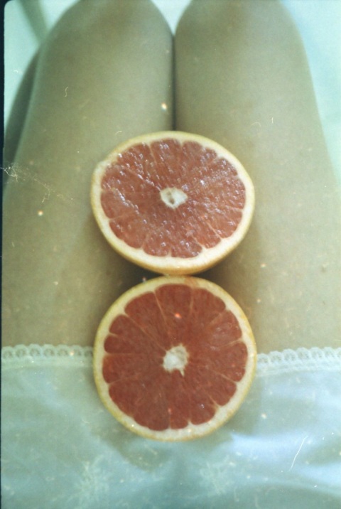 Η φωτογράφος Γωγώ Πονηράκου μιλάει για τη φωτογράφιση για τον δίσκο «Μέινστριμ» που κυκλοφόρησε πρόσφατα από το Παιδί Τραύμα, τον φωτογραφικό και τον ποιητικό της κόσμο.