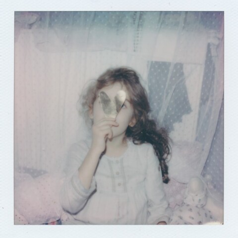 Η φωτογράφος Γωγώ Πονηράκου μιλάει για τη φωτογράφιση για τον δίσκο «Μέινστριμ» που κυκλοφόρησε πρόσφατα από το Παιδί Τραύμα, τον φωτογραφικό και τον ποιητικό της κόσμο.