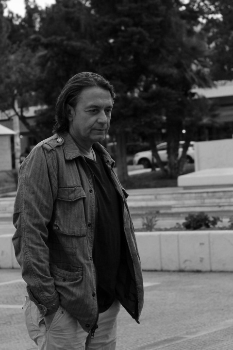 Γιάννης Κότσιρας - Συνέντευξη: Ο τραγουδιστής μιλάει για τη μουσική, τη ζωή, την πολιτική και την εποχή μας, πριν τη συναυλία του στο Βεάκειο Θέατρο Πειραιά, την Τρίτη 13 Ιουνίου.