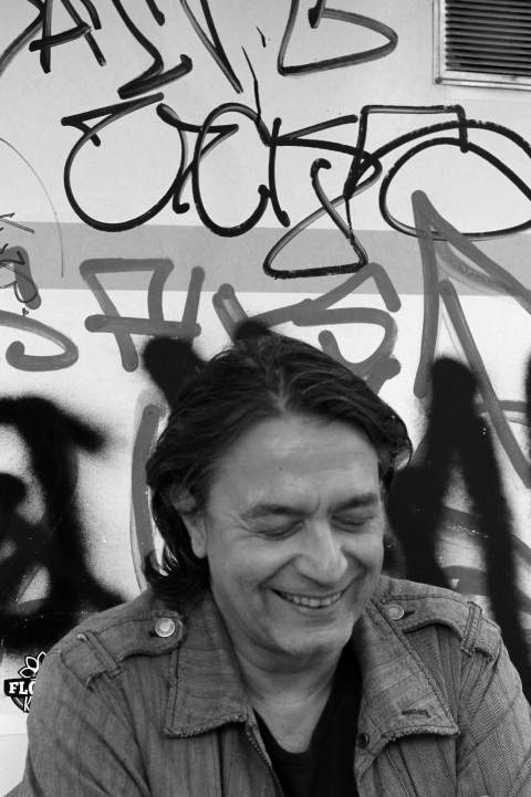 Γιάννης Κότσιρας - Συνέντευξη: Ο τραγουδιστής μιλάει για τη μουσική, τη ζωή, την πολιτική και την εποχή μας, πριν τη συναυλία του στο Βεάκειο Θέατρο Πειραιά, την Τρίτη 13 Ιουνίου.