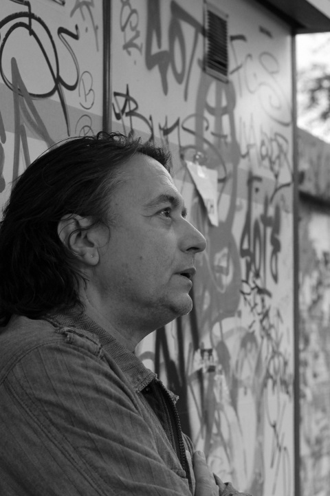 Γιάννης Κότσιρας - Συνέντευξη: Ο τραγουδιστής μιλάει για τη μουσική, τη ζωή, την πολιτική και την εποχή μας, πριν τη συναυλία του στο Βεάκειο Θέατρο Πειραιά, την Τρίτη 13 Ιουνίου.