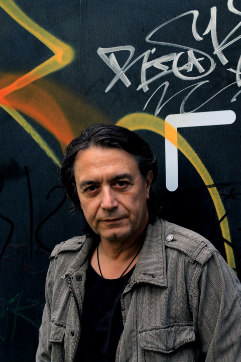 Γιάννης Κότσιρας - Συνέντευξη: Ο τραγουδιστής μιλάει για τη μουσική, τη ζωή, την πολιτική και την εποχή μας, πριν τη συναυλία του στο Βεάκειο Θέατρο Πειραιά, την Τρίτη 13 Ιουνίου.