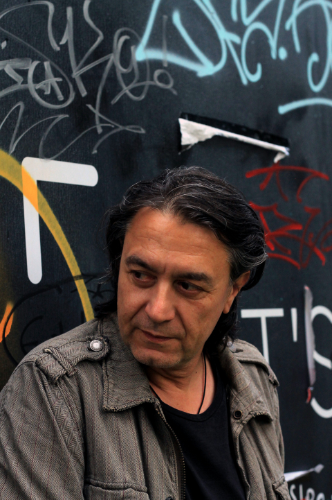 Γιάννης Κότσιρας - Συνέντευξη: Ο τραγουδιστής μιλάει για τη μουσική, τη ζωή, την πολιτική και την εποχή μας, πριν τη συναυλία του στο Βεάκειο Θέατρο Πειραιά, την Τρίτη 13 Ιουνίου.