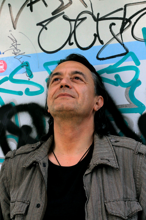 Γιάννης Κότσιρας - Συνέντευξη: Ο τραγουδιστής μιλάει για τη μουσική, τη ζωή, την πολιτική και την εποχή μας, πριν τη συναυλία του στο Βεάκειο Θέατρο Πειραιά, την Τρίτη 13 Ιουνίου.