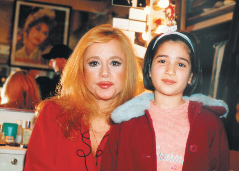 Η Αλίκη Βουγιουκλάκη με τη μικρή Άννα