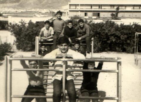 Ο Νίκος Πορτοκάλογλου με τους φίλους του. 