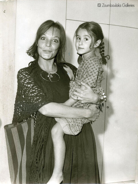 Η κόρη της, Δάφνη, παιδί στην αγκαλιά της Do, της τότε συντρόφου του γλύπτη Τάκη.