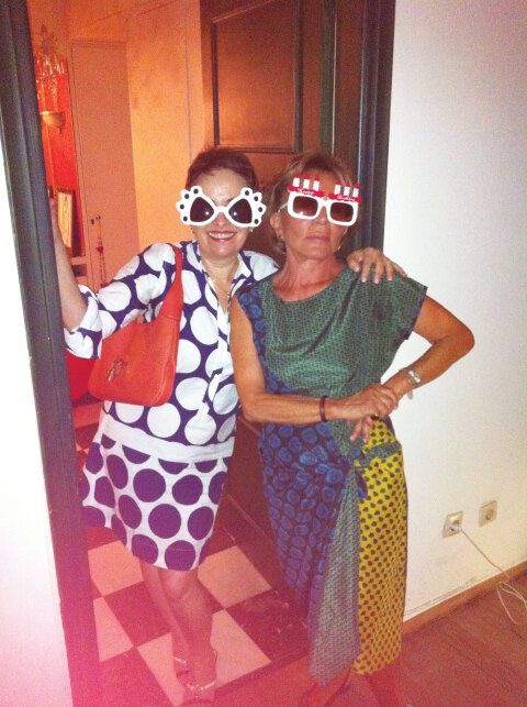 Η Πέγκυ και η υπογράφουσα, μια τρελή βραδιά γενεθλίων στο σπίτι της Δάφνης.