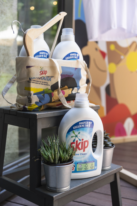 απορρυπαντικά και τσάντες κοινωνική ντουλάπα skip