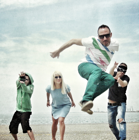 Mikro: Ο Νίκος Μπιτζένης μιλάει στην Athens Voice για την επιστροφή του σχήματος μετά από 8 χρόνια στα live και τη δισκογραφία, πριν την εμφάνισή τους στην Αθήνα, στις 4 Νοεμβρίου.