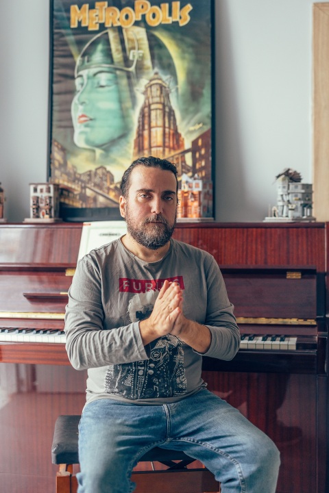 Στάθης Δρογώσης: Συνέντευξη με τον τραγουδοποιό για τη μουσική, τη νέα παράσταση «Στο Ύψος των Περιστάσεων», τον καινούργιο δίσκο που ετοιμάζει, το ελληνικό τραγούδι και τη ζωή του.