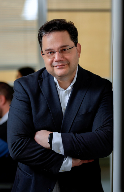 Ο διεθνής φωτογράφος, Γιάννης Λάριος, μιλάει στην Athens Voice για τη σχέση του ανθρώπου με την τεχνολογία και τη φύση