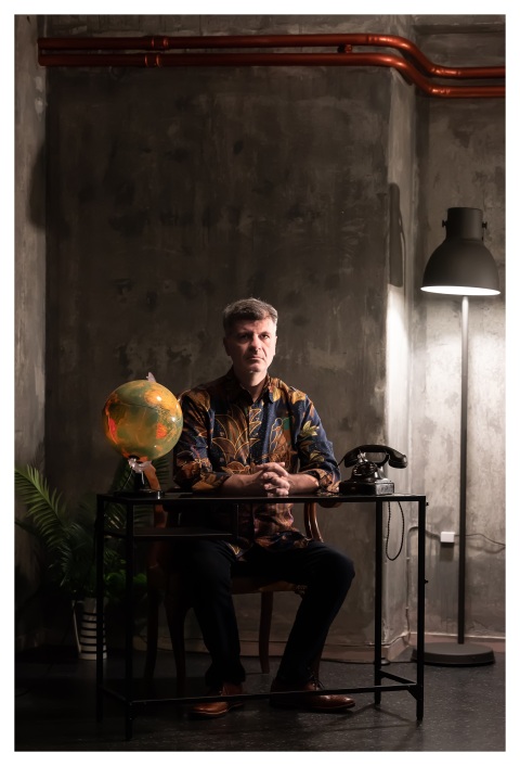 Ο Φοίβος Δεληβοριάς μιλάει στην Athens Voice για τη μουσική, τη ζωή, την κριτική και τις νέες του παραστάσεις στο Κύτταρο.