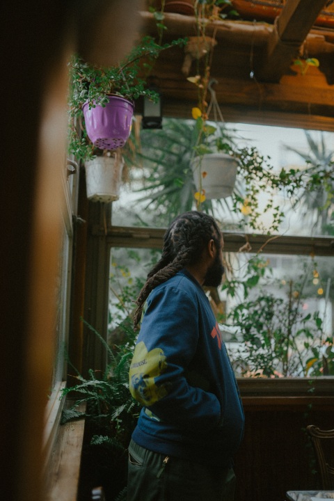 billy woods: Ο αμερικανός ράπερ επισκέφτηκε την Αθήνα για live και μάς μίλησε για την εμπειρία του, τη μουσική και τον κόσμο.