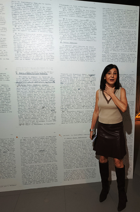 Η Ντένη Θεοχαράκη μπροστά στην τυπωμένη εργασία της στη Διοίκηση Επιχειρήσεων, με θέμα την Επιχείρηση ΤΕΟΚΑΡ ΑΒΕΕ