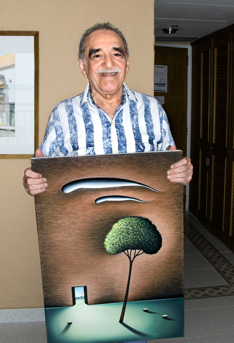 Ο Γκάμπριελ Γκαρσία Μάρκες κρατάει πίνακα του Δημήτρη Γέρου