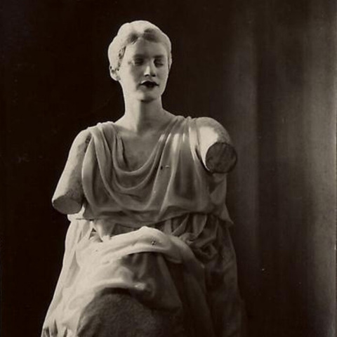 Άγαλμα της Λι Μίλερ στην ταινία του Ζαν Κοκτώ, «Το αίμα του ποιητή»