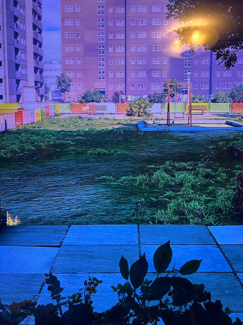 Η καθημερινότητα πίσω από το Σιδηρούν Παραπέτασμα: η θέα από το παράθυρο ενός διαμερίσματος στην DDR, με τις τυποποιημένες πολυκατοικίες και τις λιτές παιδικές χαρές