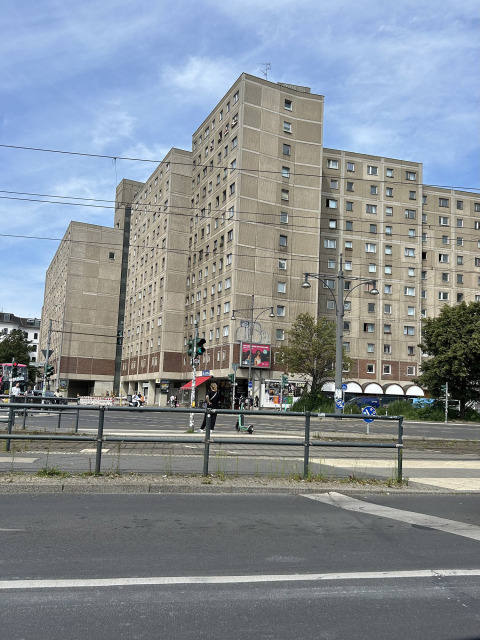 Στο Mitte, δίπλα στην Alexanderplatz, υψώνονται ακόμη οι Plattenbauten∙ οι γκρίζες πολυκατοικίες που κάποτε συμβόλιζαν τη μαζική στέγαση της DDR