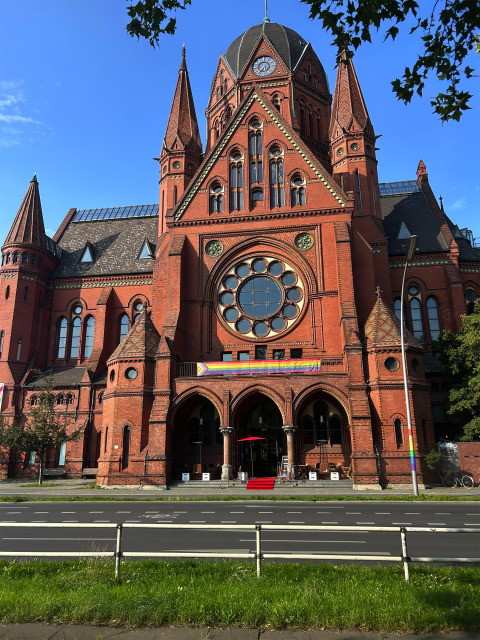 H Heilig-Kreuz Kirche με τη σημαία της LGBTQ+ κοινότητας