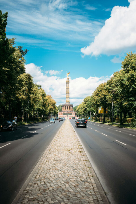 Η Straße des 17. Juni, ο μακρύς δρόμος που διασχίζει το Τιεργκάρτεν. Aπό την Πύλη του Βρανδεμβούργου ως το Charlottenburg, κάποτε η «γραμμή ζωής» του Δυτικού Βερολίνου