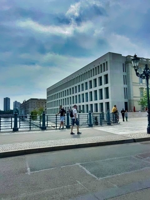 Το Humboldt Forum δίπλα στον Σπρέε, με τις τρεις του όψεις μπαρόκ και τη μία μοντέρνα, ενώνει την ιστορική μνήμη με το παρόν 