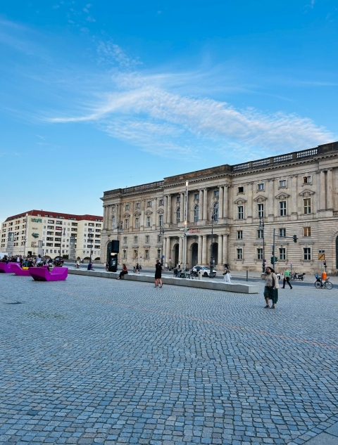Το Humboldt Forum δίπλα στον Σπρέε, με τις τρεις του όψεις μπαρόκ και τη μία μοντέρνα, ενώνει την ιστορική μνήμη με το παρόν © Δήμητρα Γκρους