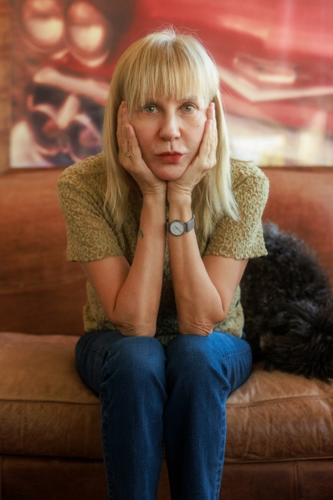 Σώτη Τριανταφύλλου: Συνέντευξη με τη συγγραφέα για το βιβλίο «Το Τυφλό Γουρούνι στη Δεύτερη οδό» (εκδόσεις Πατάκη), τη ζωή της και τον κόσμο.