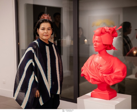 Η Κιμίκο Γιοσίντα ποζάρει δίπλα στο γλυπτό που απεικονίζει τη Μαρία Αντουανέτα