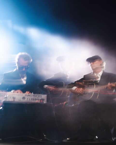 Οι Kruder & Dorfmeister επιστρέφουν με live band στην Αθήνα, στις 27 Νοεμβρίου, γιορτάζοντας 25 χρόνια «K&D Sessions» και μιλούν για τον ήχο, την πορεία και την εξέλιξή τους.