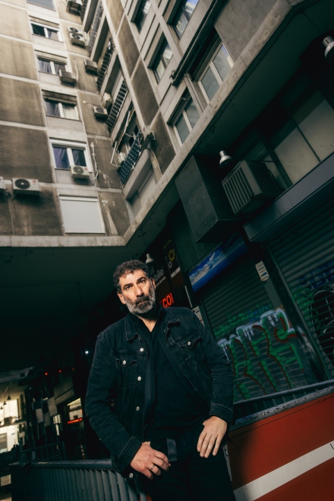 Γιάννης Οικονομίδης: Ο σκηνοθέτης και σεναριογράφος μιλάει στην Athens Voice για τη νέα του ταινία Σπασμένη Φλέβα