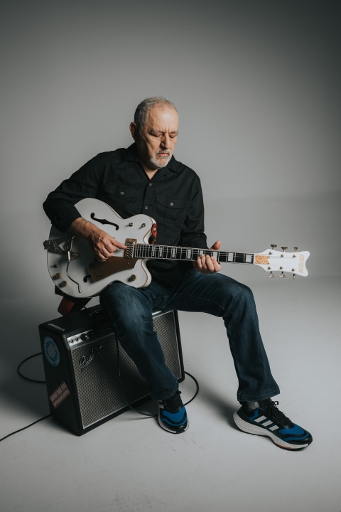 Νίκος Πορτοκάλογλου: Συνέντευξη για το νέο του άλμπουμ «Ανάμεσα», τις συνεργασίες, το ελληνικό τραγούδι και τη ζωή του.