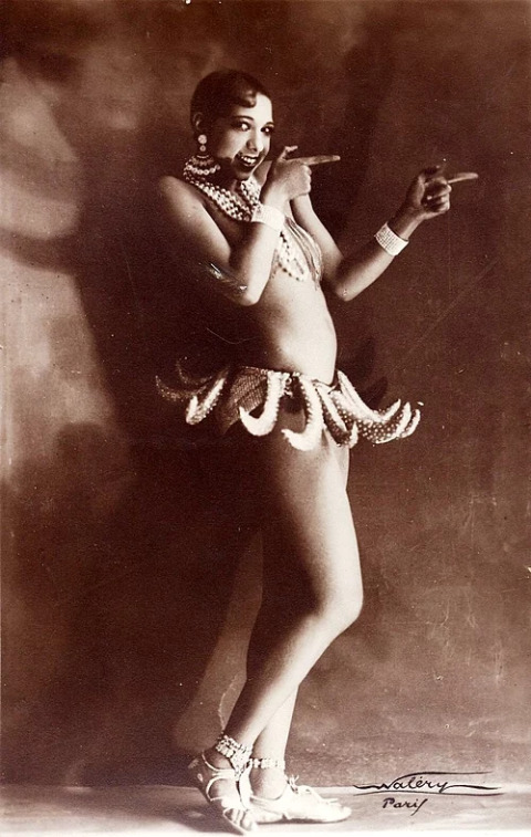 Τζόζεφιν Μπέικερ 1927, φορώντας το θρυλικό banana costume με τα μαργαριτάρια  στο λαιμό και τη φούστα με τις 16 λαστιχένιες μπανάνες