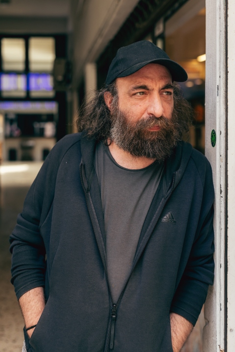 Αντώνης Τσιοτσιόπουλος - Συνέντευξη: Ο σεναριογράφος και ηθοποιός μιλάει για το θέατρο και το σινεμά, με αφορμή τη νέα ταινία «100 Χρόνια Μπροστά» στην οποία πρωταγωνιστεί.
