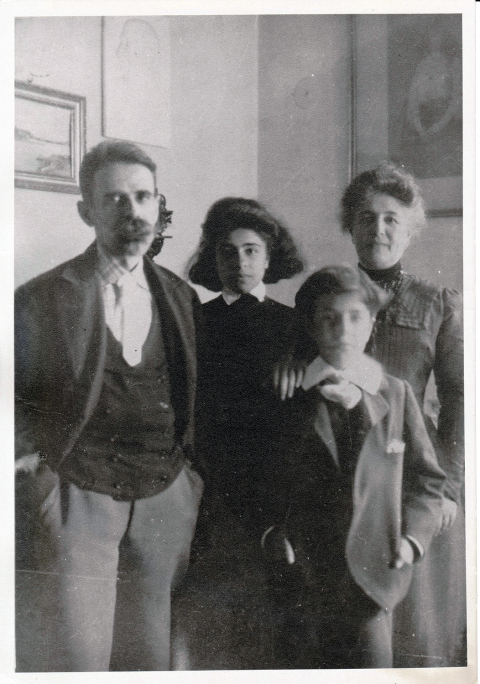 Το ζεύγος Παλαμά μετά των τέκνων τους (αρχές του 1900)