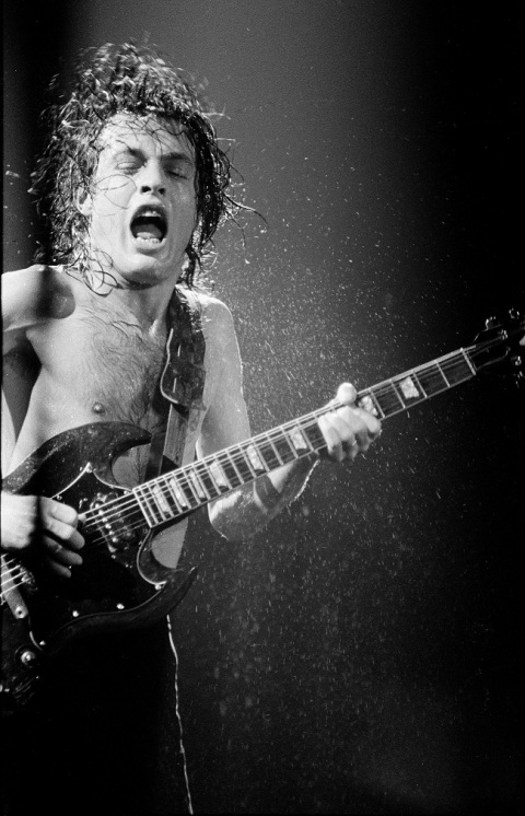 Ο κιθαρίστας των AC/C, Angus Young 