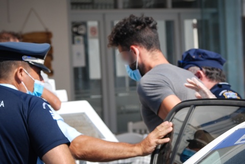 Ο δράστης της γυναικοκτονίας στη Φολέγανδρο λίγο μετά τη σύλληψή του από τους αστυνομικούς