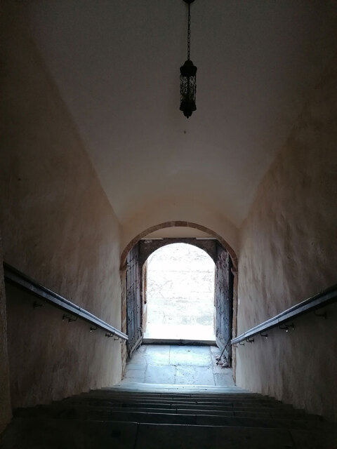 Η κύρια είσοδος στην Μονή Πεντέλης