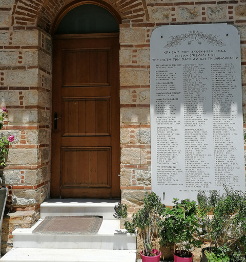 Μαρμάρινη πλάκα, στην εκκλησία του Αγ. Γεωργίου, με τα ονόματα των πεσόντων τον Δεκέμβριο του 1944