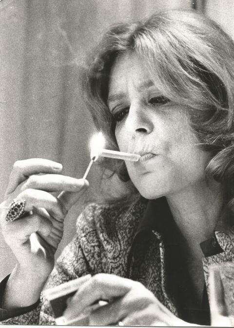 Η Μελίνα Μερκούρη με τσιγάρο στο στόμα