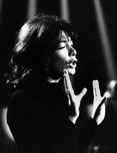 Η Juliette Greco κατά τη διάρκεια performance