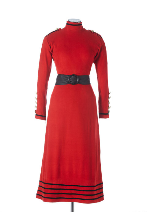 Το εμβληματικό κόκκινο φόρεμα (δημιουργία της Θεώνης Όλντριτζ), σήμα-κατατεθέν της παρουσίας της Μελίνας Μερκούρη σε αντιδικτατορικές συγκεντρώσεις