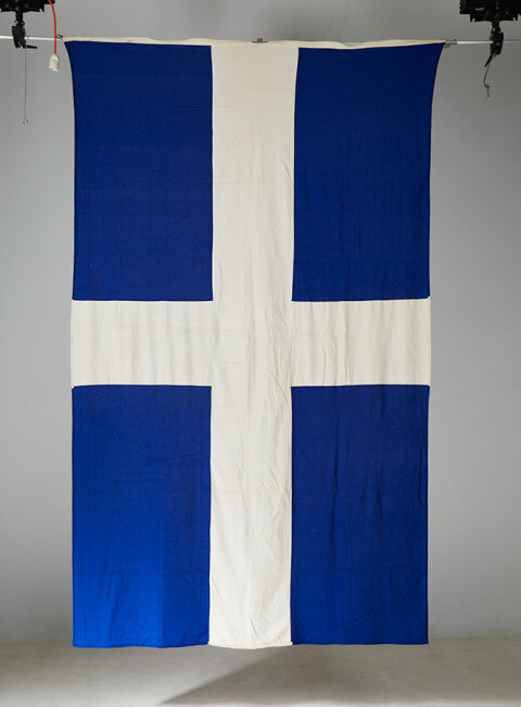 Η ελληνική σημαία με την οποία είχε τυλιχθεί το φέρετρο της Μελίνας Μερκούρη