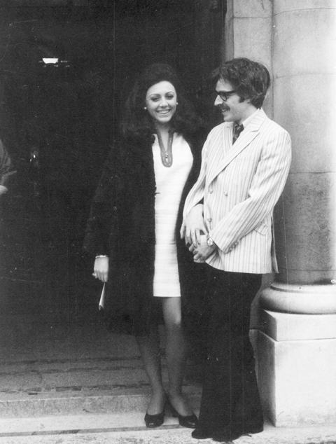 Η Kate και ο Πάνος Κουτρουμπούσης την ημέρα του γάμου τους (20 Απριλίου 1968)
