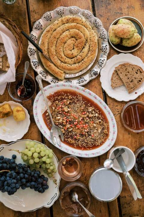 Το ικαριώτικο τραπέζι συνοδεύει πάντα κρασί από τοπικές ποικιλίες