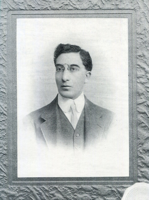 Φωτογραφία του Καβάφη, αχρονολόγητη. Η τελευταία του εμφάνιση ως «νέου», η πρώτη χωρίς μουστάκι. 