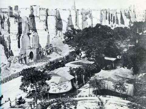 1882, Άποψη της πλατείας Προξένων μετά τον βομβαρδισμό της Αλεξάνδρειας και την πυρκαγιά που ακολούθησε ©Φοριγιό