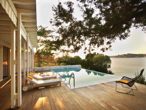 2016: Προεδρική σουίτα, μπανγκαλόου 1030. Η απόλυτη ιδιωτικότητα. Βουτιά στην πισίνα μπροστά στην καμπάνα και απόλαυση του ήλιου κάτω από φυσική σκιά, χωρίς αδιάκριτα βλέμματα...